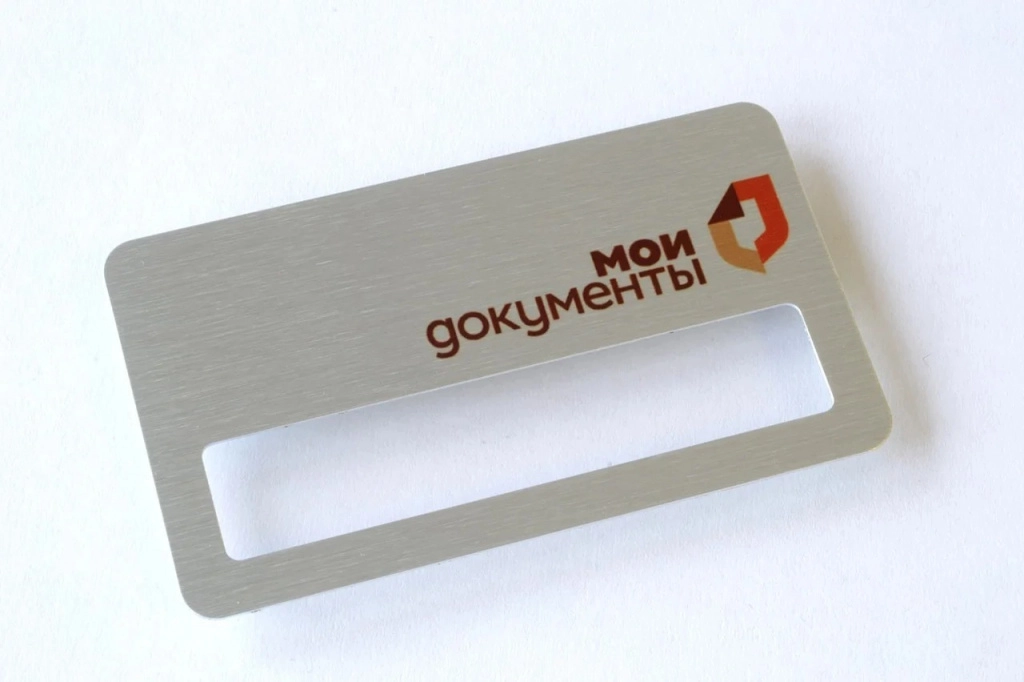 plastikovyi-beidg-s-logotipom.jpeg
