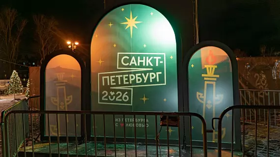 Оформление новогодних украшений на Дворцовой площади и в Кронштадте 