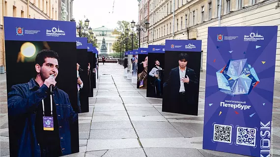 Уличные стенды для выставки "Многранный петербург"